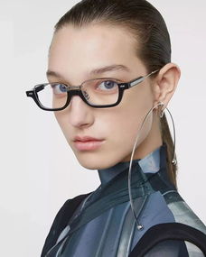 哥哥們，請用眼鏡“殺”我——論眼鏡的魅力與符號學